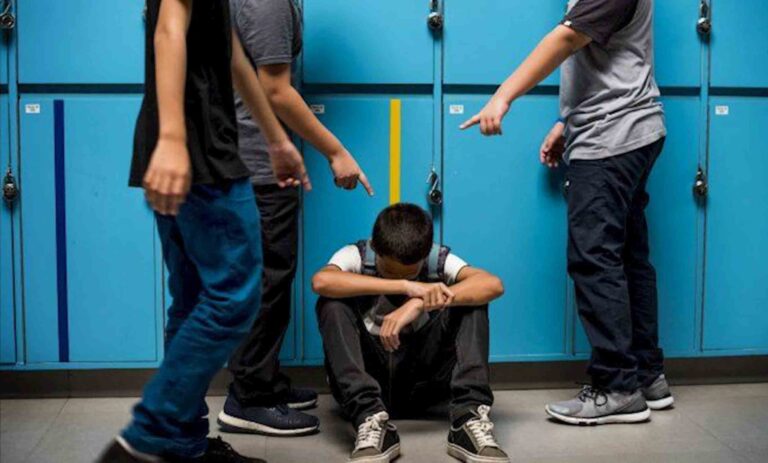 sự tuân thủ và bắt nạt học đường