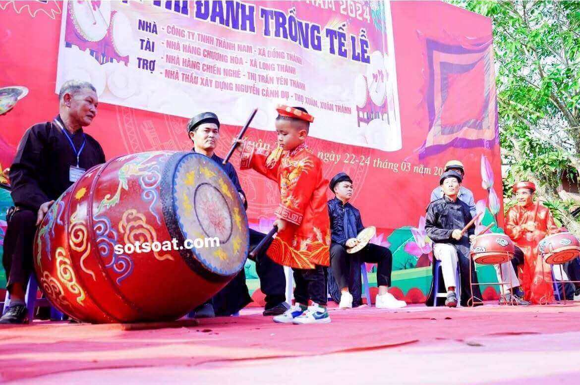 Em nhỏ đánh trống tế 