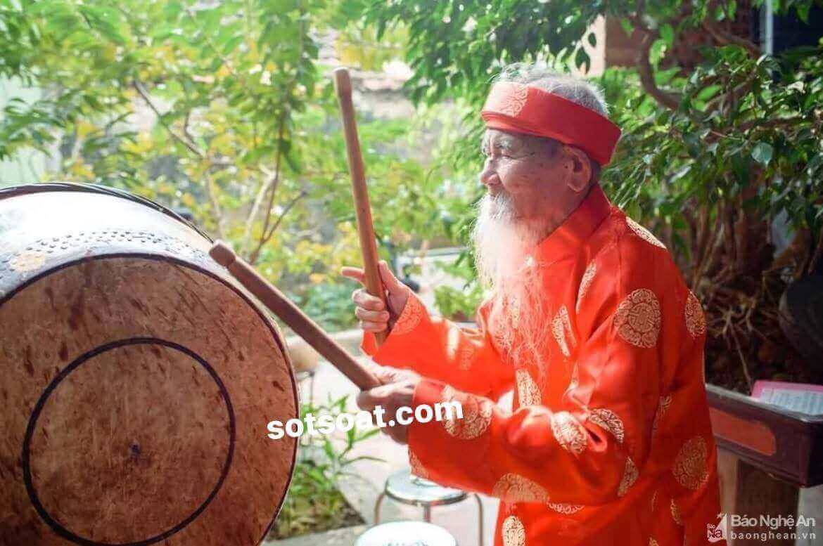 Cụ già đánh trống tế