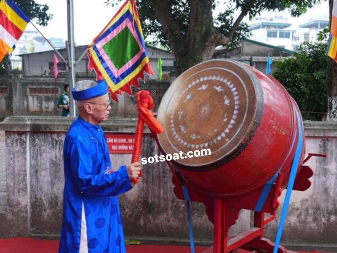 Cụ già đánh trống tế để chuẩn bị hội làng